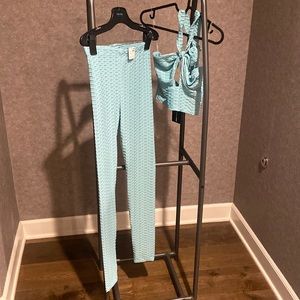 Teal matching workout set, sports bra, leggings. Size medium. Brand: FashionNova